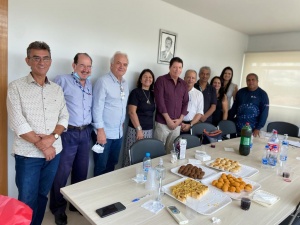 Reunião de Diretoria do SENALBA-GO, última do ano , onde foi distribuído uma Cesta de Natal e um Panetone.