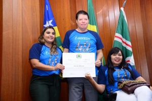 José de Oliveira, presidente do SENALBA-GO e da FITEDCA-GO-MT-MS, recebendo Diploma de Honra ao Mérito em reconhecimento aos serviços prestados aos 42 anos da ADFEGO.