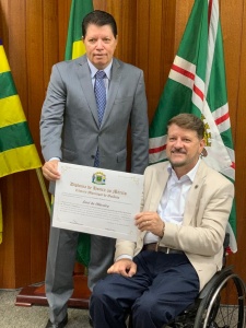 Recebimento de Diploma de Honra ao Mérito em comemoração ao dia Municipal da advocacia trabalhista das mãos do Vereador William Veloso, na Câmara Municipal de Goiânia.